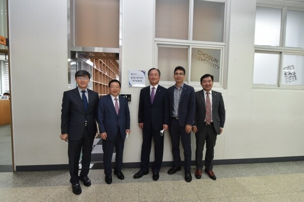 왼쪽부터 정진철 경상대학장, 박인구 동원그룹 부회장, 민영돈 총장, 박종철 연구부처장, 김봉철 대외협력처장