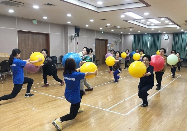 경일대 노인체육복지전공 학생들이 노인 신체활동 장려 및 레크리에이션 프로그램을 진행하고 있는 모습