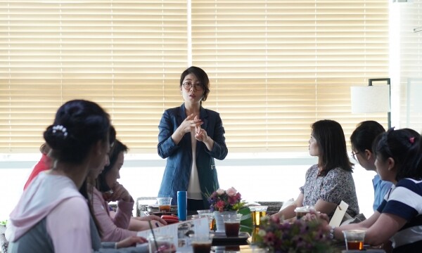 박미정 사업책임자가 이주민들을 대상으로 사업개발 계획에 대해 설명하고 있다