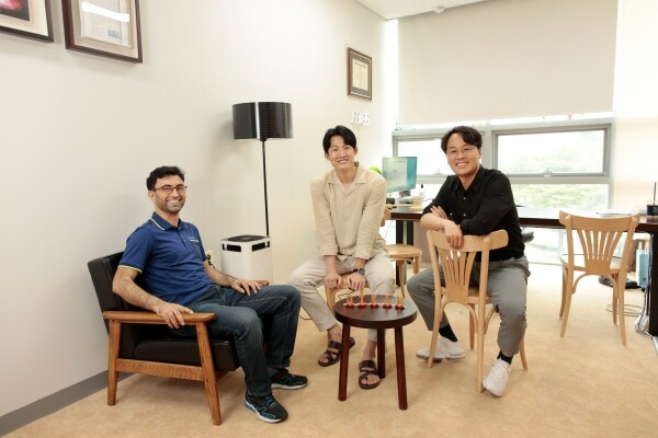 (왼쪽부터)  마흐무드 연구교수, 김정원 연구원, 김건태 교수