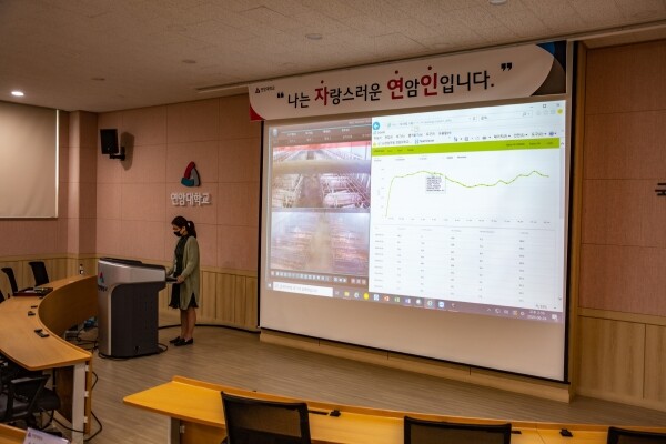 축산 실습 현장과 강의실을 연계한 연암대의 ‘스마트 축산 프로그램’ 시연 장면