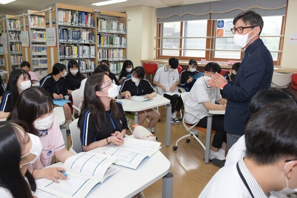 지난 23일 경기도 오산시에 위치한 운암고에서 전수준 순천향대 선임입학사정관(사진 오른쪽)이 이 학교 학생들을 대상으로 수시모집 선발에 대한 입시설명회를 갖고 학생들의 질문에 답하고 있다. (사진: 순천향대 제공)