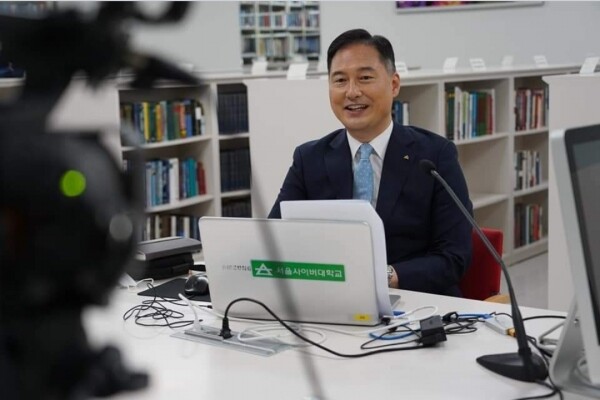 서울사이버대학교 글로벌개발협력전공 권구순 교수가 온라인 세미나를 진행하고 있다. (사진: 서울사이버대 제공)