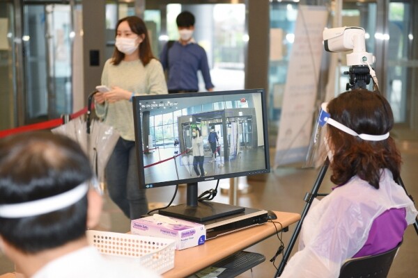 중앙대 검역소(서울캠퍼스 310관)에서 열화상 카메라를 이용해 체온을 측정하고 있다. (사진: 중앙대 제공)