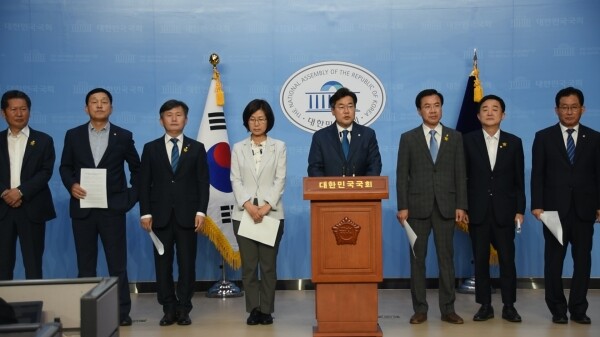 지난 6월 19일 진행된 대학 등록금 관련 교육위 위원 기자회견 사진