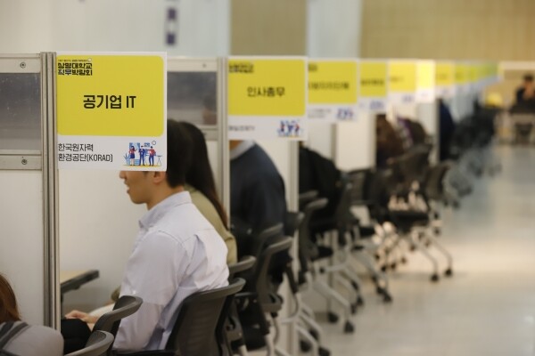 지난 2019년 상명대 대학일자리센터가 직무별 선배를 초청해 마련한 직무 박람회 모습