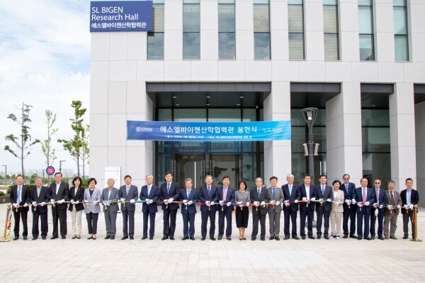 7월 3일 개최된 연세대학교 국제캠퍼스 에스엘바이젠산학협력관 봉헌식 테이프 커팅 모습. 이날 행사에는 허동수 학교법인 연세대학교 이사장, 서승환 연세대학교 총장, 에스엘바이젠 성영철 회장 및 이옥희 대표이사, 이원재 인천경제자유구역청장 등 내외빈 80여명이 참석했다. (사진: 연세대 제공)