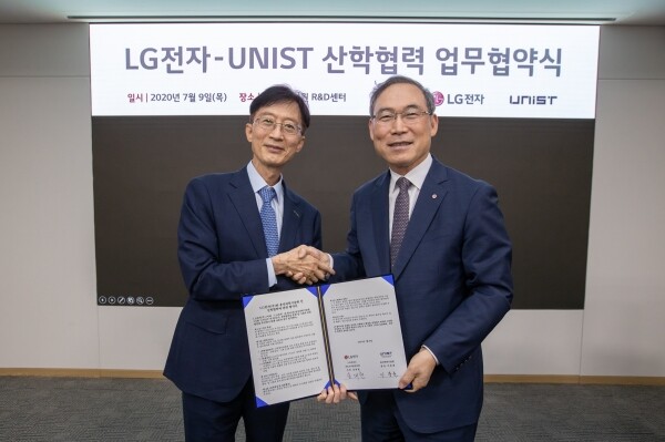 이용훈 총장(왼쪽)과 송대현 H&A사업본부장(오른쪽)이 산학협력을 위한 업무협약을 체결했다.