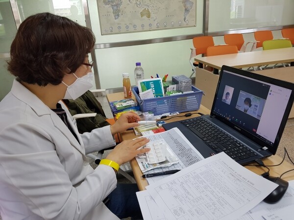 아산시보건소 전문 금연상담사가 선문건강센터에서 학생과 화상으로 온라인 금연 상담을 진행 중이다