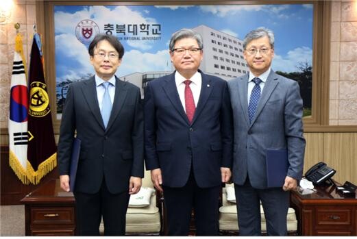 (좌측부터) 전달영 대외협력연구부총장, 김수갑 총장, 최영석 교학부총장 (사진: 충북대 제공)