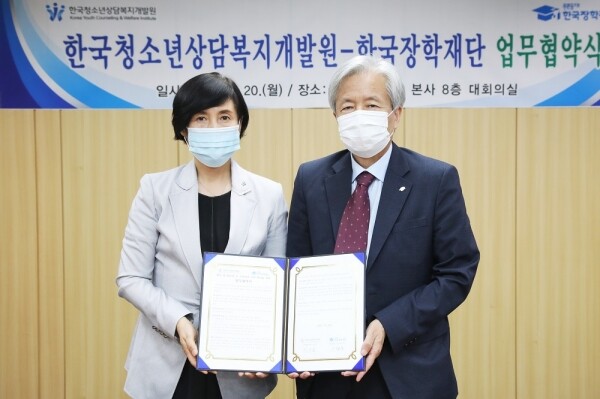 7월 20일(월), 이정우 한국장학재단 이사장(오른쪽)과 이기순 한국청소년상담복지개발원 이사장(왼쪽)이 한국장학재단 대구 사옥에서 학교 밖 청소년 등 소외계층 지원 확대를 위한 업무협약을 체결하고 기념촬영을 하고 있다. (사진: 한국장학재단 제공)