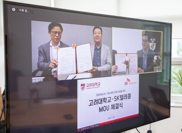 (좌측부터) 정영배 SK텔레콤 역량문화그룹 팀장, 신상규 SK텔레콤 기업문화센터장, 김용찬 고려대 공과대학장이 화상으로 열린 협약식에서 서명 후 기념촬영을 하고 있다. (사진: 고려대 제공)