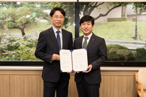 채 준 상임이사(왼쪽)와 이원주 신탁사업단장이 기부문화 확산을 위한 업무협약을 체결한 뒤 기념촬영을 하고 있다.