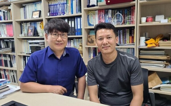박재영 교수(좌)와 푸카르 박사과정(우)