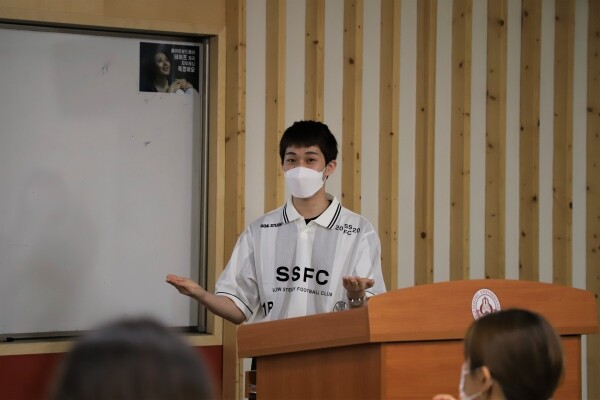 ‘비교과프로그램 우수후기 공유회’에서 박강호(교육학과·13) 씨가 비교과프로그램 후기를 발표하고 있다. (사진: 세종대 제공)