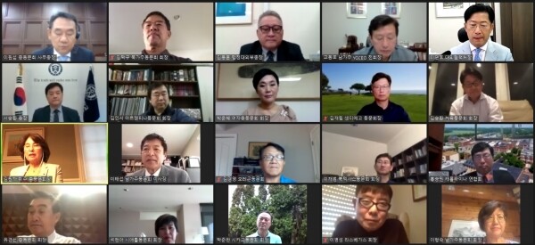 8월 4일(한국시간) 연세대 서승환 총장과 해외 동문회 회장단이 온라인 화상회의에 참여하는 모습