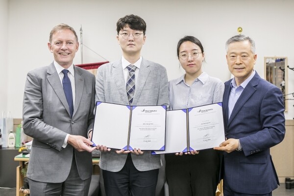 지난 7월 23일(목) 한의과대학 학장실에서 뉴질랜드 사슴협회(Deer Industry New Zealand) 장학금 전달식이 열렸다. 사진은 왼쪽부터 주한뉴질랜드 필립 터너 대사, 박원형(한의과대학 15학번), 이재경(한의과대학 17학번) 씨, 이재동 한의과대학 학장. (사진: 경희대 제공)