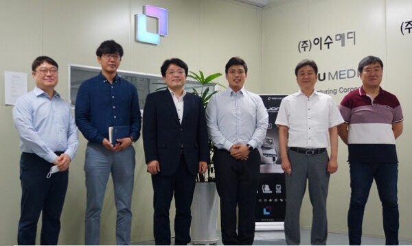 보건의료 산업분야에서 AI를 이용한 시력검사기기 연구협력을 추진하는 극동대 안경광학과 강봉훈 교수(왼쪽에서 세번째)와 (주)이수메디 김정성 대표(왼쪽에서 네번째)
