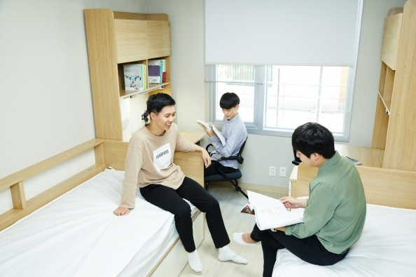 한국사학진흥재단의 행복기숙사 부지 무상사용 기간이 현행 20년에서 30년으로 10년 연장된다. 교육부는 18일 국무회의에서 이같은 내용을 담은 ‘한국사학진흥재단법 시행령’ 개정안이 심의・의결됐다고 밝혔다.