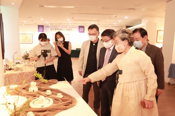 인제대는 지난 20일 김해도예협회, 일양차문화연구원과 함께 ‘김해도예 X 아름다운 찻자리’ 특별전 개막식을 가졌다.