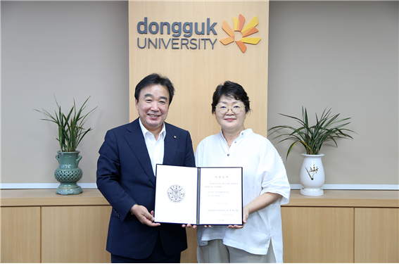 (왼쪽부터) 윤성이 동국대 총장과 김상애 불교대학(원) 학사운영실장 (사진: 동국대 제공)