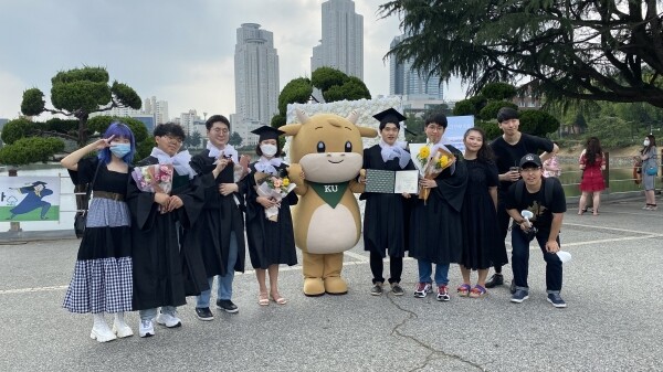 건국대학교는 코로나19 확산 방지를 위해 2020년도 후기 학위수여식 공식 행사를 진행하지 않는 대신 각 대학원과 대학별 지정된 일자에 학위복을 대여해 캠퍼스에서 기념사진 촬영을 할 수 있도록 포토존을 운영한다. (사진: 건국대 제공)