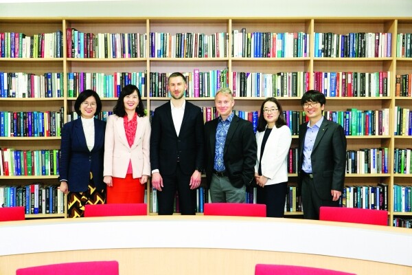 서울사이버대와 스톡홀름대 교수진들이 기념촬영을 하고 있다. (좌측부터)이우경, 한수미, Alexander Rozental, Per Carlbring, 김현진, 김환 교수 (사진: 서울사이버대 제공)