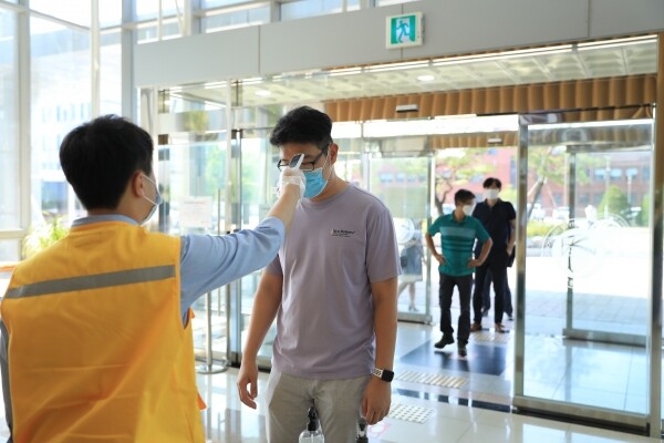 한국교통대는 캠퍼스 전 건물에 지정된 출입구로만 출입이 가능토록 하고, 발열체크 및 열화상카메라 등을 통해 코로나 방역에 만전을 기하고 있다.