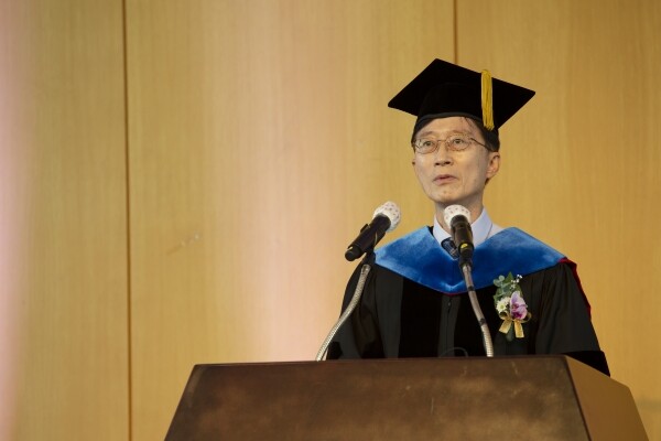 이용훈 총장이 온라인 학위수여식에서 축사를 전하고 있다.