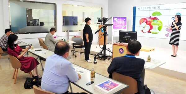 호남대학교 AI빅데이터연구소(소장 백란교수)는 8월 27일 오후 1시 30분부터 AI시대 창의적 미래교육방향과 AI로 일하는 법, 자율주행차의 현주소 진단을 주제로 한 인공지능 워크숍을 IT스퀘어 3층 통합뉴스센터에서 개최했다. (사진: 호남대 제공)
