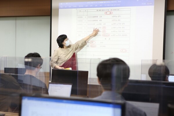 가와하라다 노리코 교수가 캠프에 참여한 학생들에게 일본어 이력서 작성법을 설명하고 있다.
