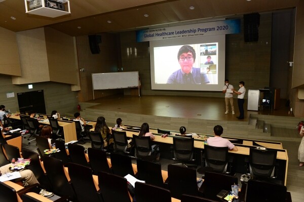24일 연마관 국제회의실에서 글로벌 리더십 프로그램 참가자들이 미국 의료현장(US Hospital)과 원격으로 연결해 토론을 하고 있다. (사진: 대구보건대 제공)