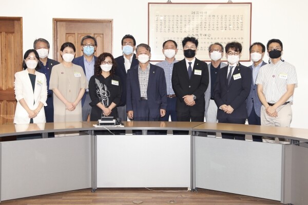 광주대는 27일 학교 행정관 6층 회의실에서 김갑용 대학원장(가운데) 등이 참석한 가운데 2020학년도 2학기 신임교원 임용장 수여식을 개최했다.