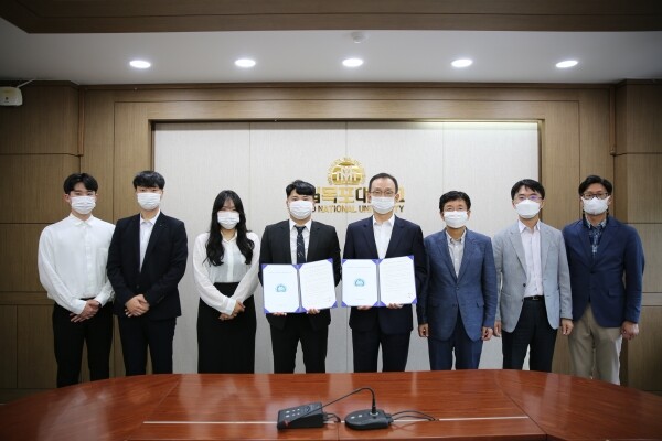 목포대는 코로나19로 어려움을 겪고 있는 학생과 학부모를 위해 1학기 등록금의 10%를 특별장학금으로 지급한다. 사진은 26일 총학생회와의 특별장학금 지급 협약식 모습.
