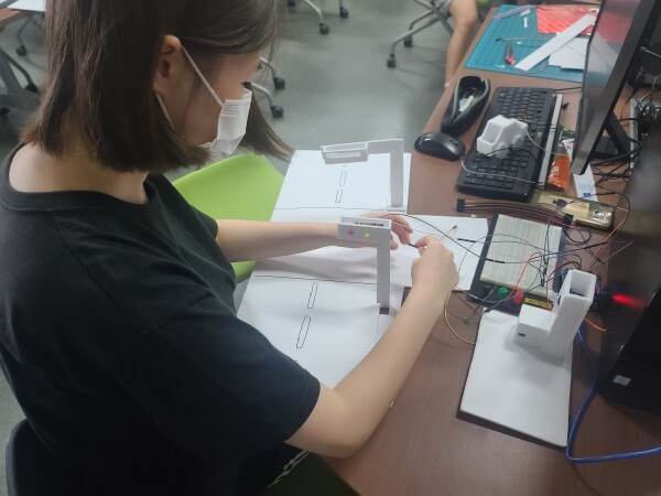 선문대 LINC+사업단 창업교육센터가 고교생들을 대상으로 ‘스타트업 AIoT(AI + IoT) 교육’을 진행한다. 사진은 아두이노 키트를 활용한 스마트 IoT 실습 진행 모습.