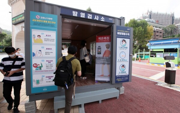광주대가 31일부터 정문 등 3곳에 컨테이너 발열검사소를 설치하고 비대면 자동 AI화상열감지시스템과 QR코드를 이용한 전자출입명부 제도를 도입해 코로나19 확상방지에 총력을 가하고 있다.