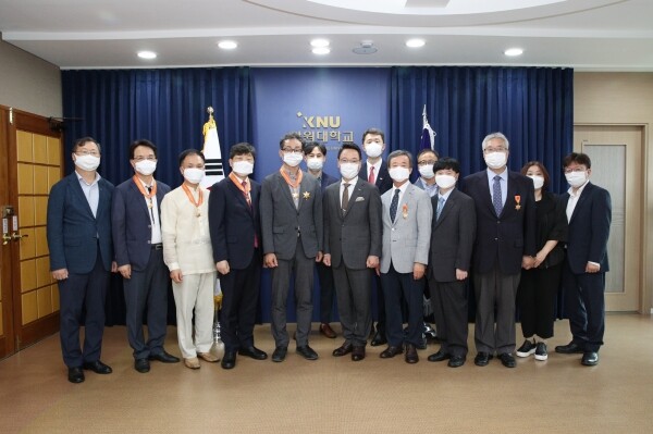 강원대학교는 31일 오전 11시 대학본부 3층 교무회의실에서 「2020년 퇴직교원 정부포상 및 송공패 수여식」을 개최했다. (사진: 강원대 제공)