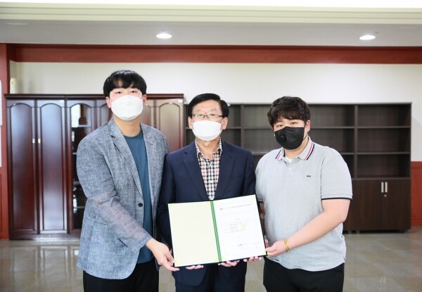 건양대 특별장학금 지급 확약서를 들고 기념촬영 하는 김정배 총대의원장, 이원묵 총장, 성광현 총학생회장 권한대행(왼쪽부터).