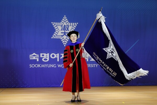 장윤금 숙명여대 총장이 1일 교내 눈꽃광장홀에서 공식 취임을 알리며 교기를 흔들고 있다.