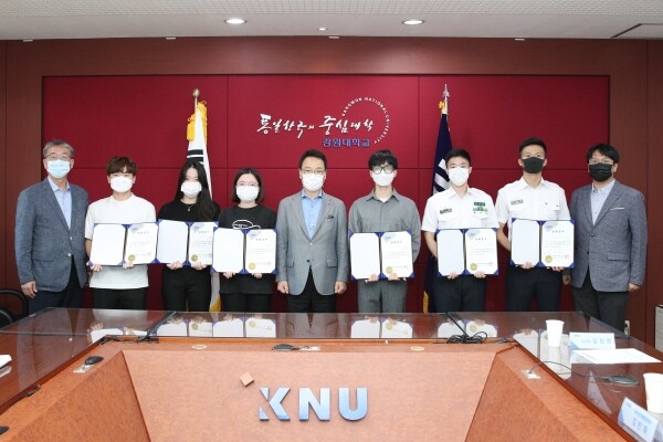 강원대학교는 9월 1일(화) 오후 3시 30분 대학본부 3층 교무회의실에서 ‘故 이희령․최경애 부부 제37주기’ 장학증서 수여식을 개최했다. (사진: 강원대 제공)