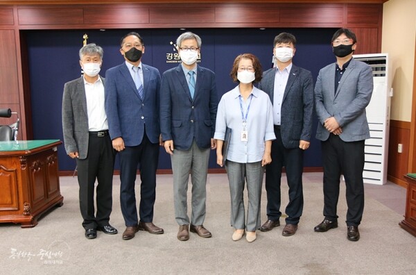 강원대학교(총장 김헌영) 삼척캠퍼스는 1일 오전 10시 대학본관에서 삼척시청 기획감사실 김옥녀 담당을 강원대 삼척지역협력관으로 위촉했다. (사진: 강원대 제공)