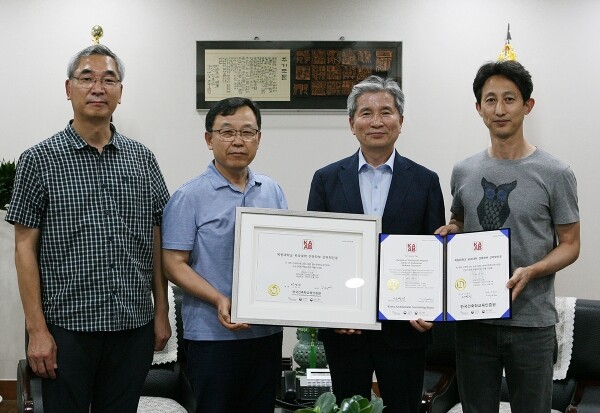 3일 목원대 대학본부 4층 총장실에서 대학 관계자들이 한국건축학교육인증원으로부터 받은 건축학 교육 인증서를 들고 기념촬영을 하고 있다. 왼쪽부터 이승용 건축학부 교수, 이재연 건축학부장, 권혁대 총장, 김연준 건축학부 교수.