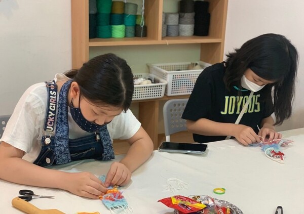 한양대학교 미술영재교육원이 8월 10일부터 31일까지 마련한 ‘미술로 우리들의 관계 다지기’ 프로그램 모습.