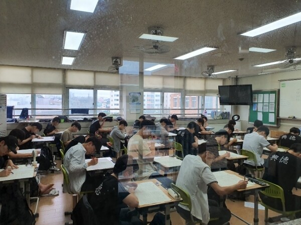 2020 수능 모의평가를 실시하고 있는 흥덕고등학교 학생들 (사진: 충북교육청 제공)