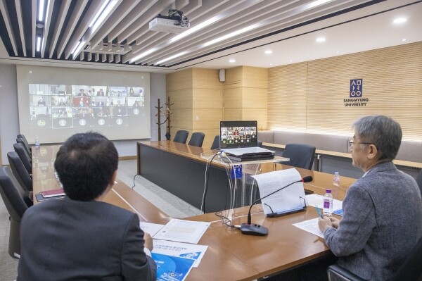 과학기술정보통신부가 주최한 'SW중심대학 총장간담회'에 참여한 백웅기 총장이 상명대의 SW 중심대학의 운영 방향과 성과, 향후 운영방안을 소개하고 있다.