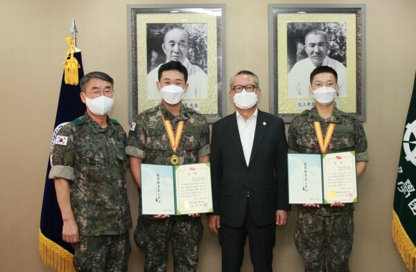 차천수 청주대학교 총장(왼쪽 세번째)이 하계 입영훈련에서 우수한 성적을 거둔 김정태(오른쪽), 김태종(왼쪽 두번째) 사관후보생을 격려하고 기념촬영을 하고 있다. 사진 맨 왼쪽은 전규호 137학군단장. (사진: 청주대 제공)