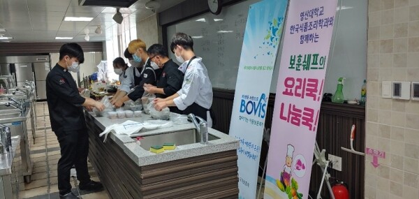 와이즈유(영산대학교) 조리예술학부는 지난 1일 재능기부 프로그램인 ‘보훈쉐프의 요리쿡!나눔쿡!’을 열고 보훈 가족들과 직접 만든 요리를 나눴다. (사진: 와이즈유 제공)