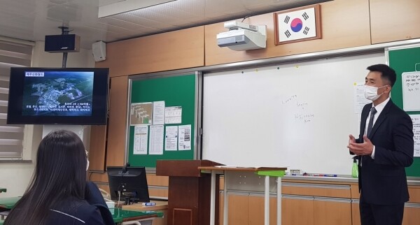 호남대 호텔경영학과 김영현 교수가 지난달 28일 여수 부영여자고등학교 1·2학년 20명을 대상으로 ‘꿈꾸는 직업인 멘토링’ 진로특강을 진행하고 있다.
