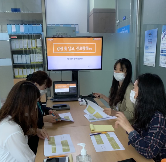용인송담대학교 대학일자리센터는 지난 3일 코로나19로 비대면 수업이 연장됨에 따라 1학기에 이어 언택트 자체 진로교육 프로그램을 개발하기 위해서 컨설턴트 내부회의를 개최했다. (사진: 용인송담대 제공)