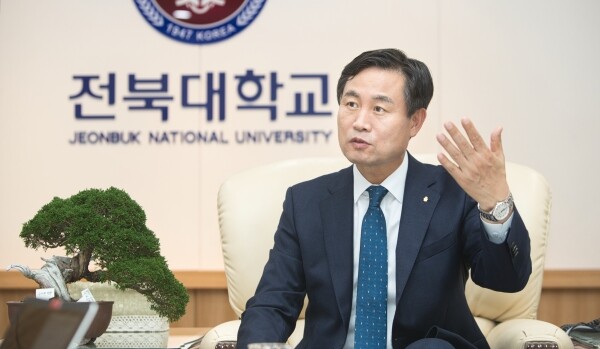 김동원 총장은 “코로나의 2차 대유행으로 2학기 대면 수업에 대한 기대가 사라지고 있다. 포스트코로나 시대에 걸맞게 교육도 패러다임의 변화가 필요하다”며 “학생들이 집을 떠나 굳이 먼 거리를 이동할 필요 없이 어디서든 수업을 받을 수 있는 ‘학사 교류’를 서둘러 도입해야 한다”고 밝혔다. 